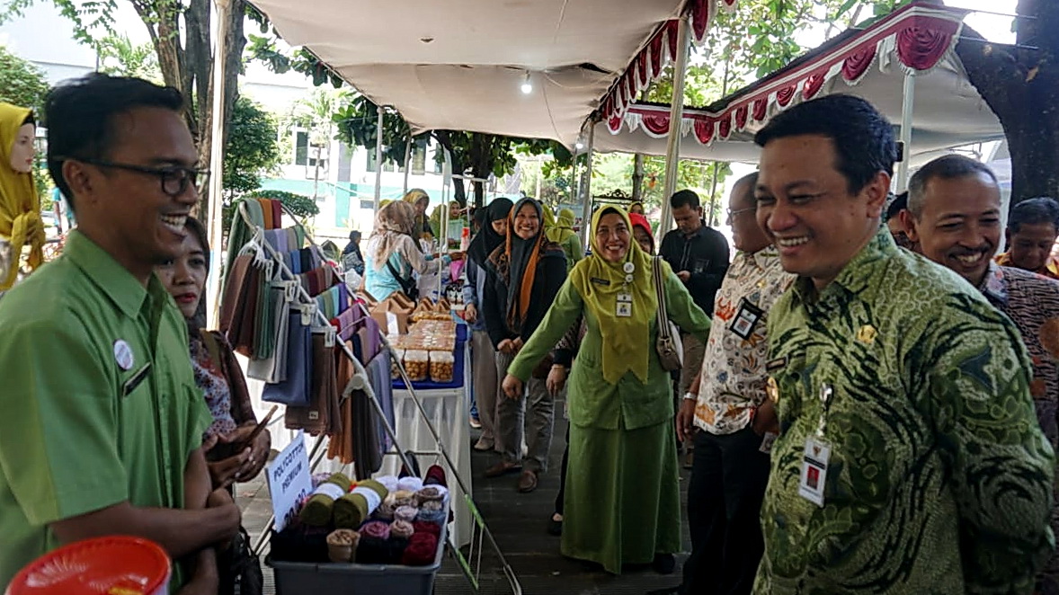 TINJAU BAZAR:  Walikota Pekalongan HA Afzan Arslan Djunaid saat tinjau Bazar Ramadhan di RSUD Bendan, Kamis (28/3/2024).