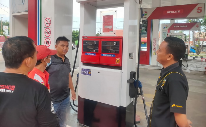 CEK METER SPBU: Anggota Polres Pekalongan saat mengecek meter alat penjualan BBM di salah satu SPBU di Kota Pekalongan, Jumat (29/3/2024).
