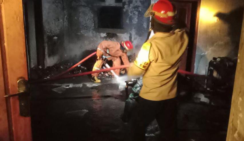 KEBAKARAN: Petugas saat berjibaku memadamkan api dalam peristiwa kebakaran rumah di Desa Krandon, Kecamatan Kesesi, Kabupaten Pekalongan, Kamis (28/3/2024)..