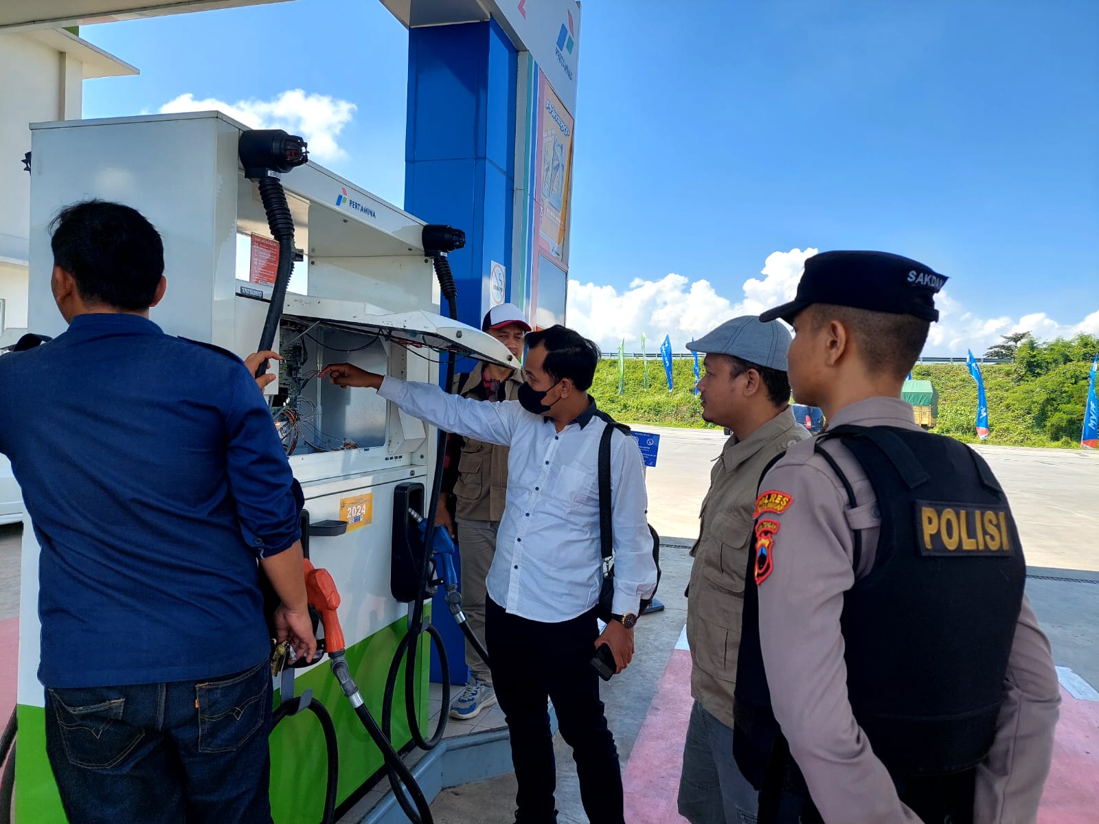 SIDAK: Satreskrim Polres Pekalongan saat melakukan sidak di SPBU Rest Area 338 A, Jumat (29/3/2024).