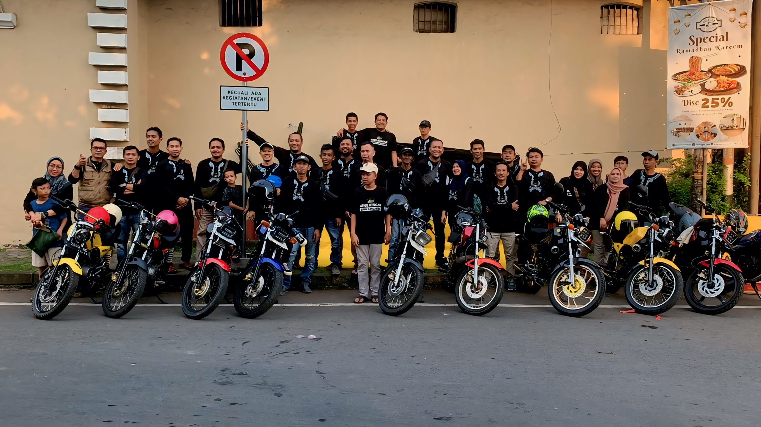 BERFOTO BERSAMA: Usai bagikan takjil gratis KKBC berfoto bersama di sekitar Alun-Alun Batang, Minggu (31/3/2024).