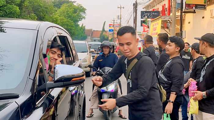 BAGI TAKJIL : Pembina Komunitas KKBC Danang Aji S saat bagikan takjil kepada pengendara di Alun-alun Batang, Minggu (31/4/2024).
