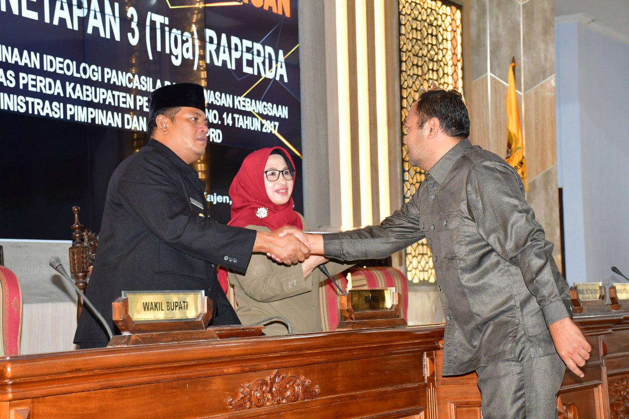 PARIPURNA: Wakil Bupati Pekalongan Riswadi bersama Ketua DPRD Hindun saat dalam rangkaian rapat paripurna, Senin (1/4/2024).