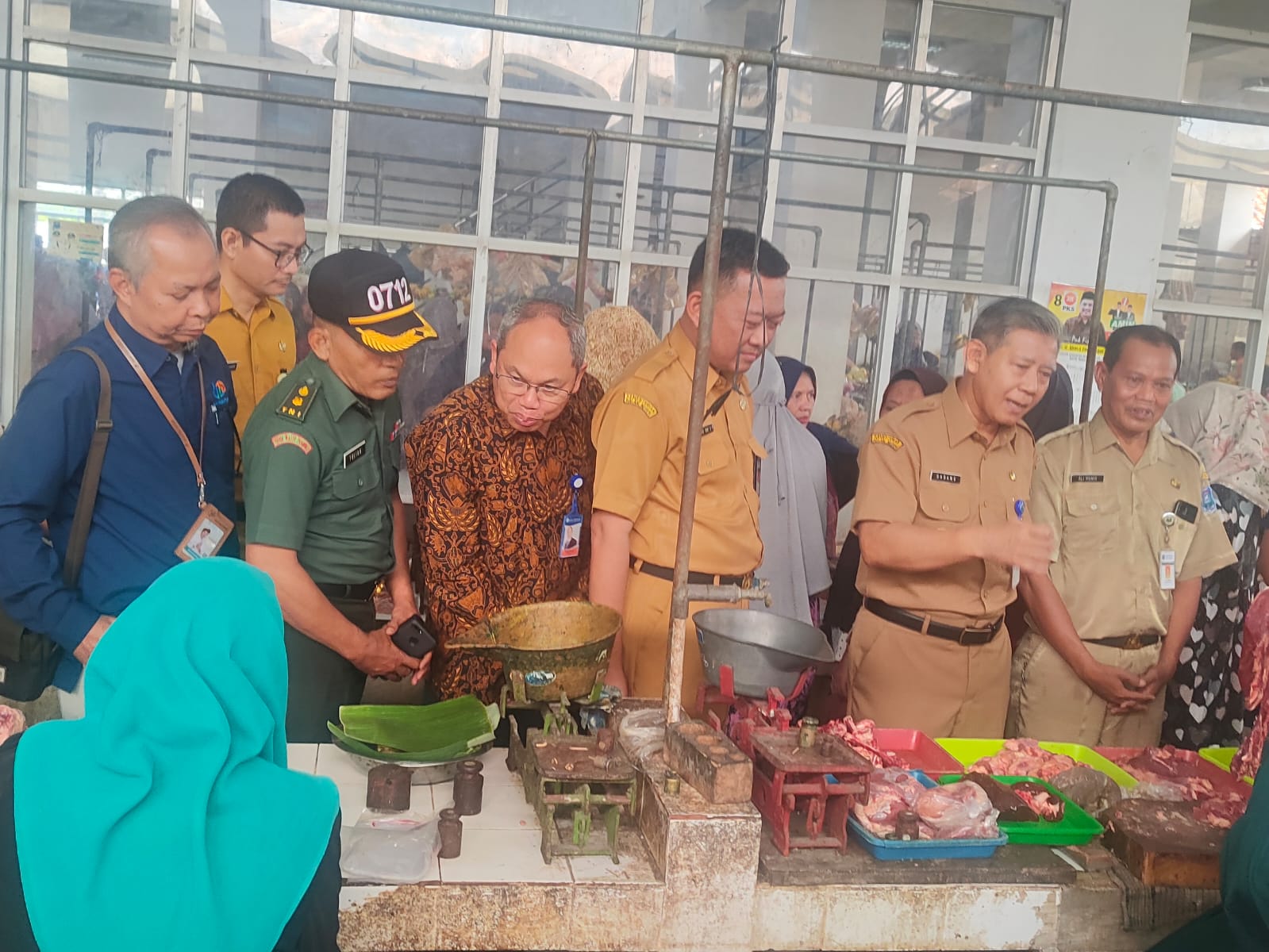 SIDAK: Pemkot bersama BI Tegal saat melakukan sidak di Pasar Kejambon, Senin (1/4/2024).