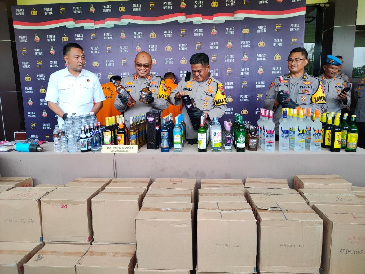 BARANG BUKTI: Jajaran Polres Batang saat menunjukkan barang bukti Miras yang berhasil diamankan selama Ramadhan. (Riyan Fadli/Jawa Pos Metro Pekalongan)