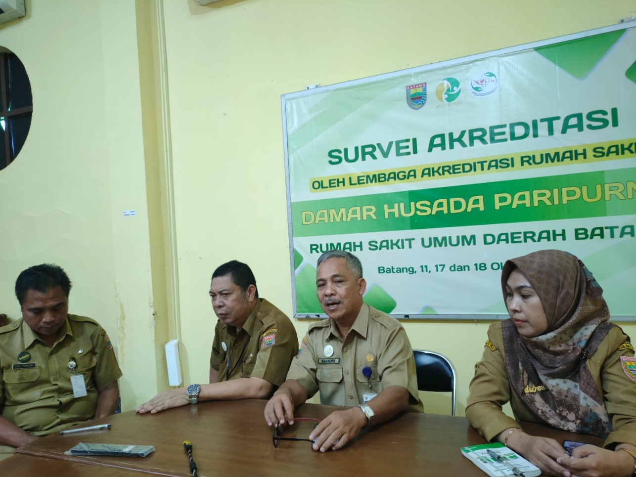 LAYANAN LEBARAN: Jajaran direksi RSUD Batang saat memberikan keterangan pers pada wartawan. (Riyan Fadli Jawa Pos Metro Pekalongan)