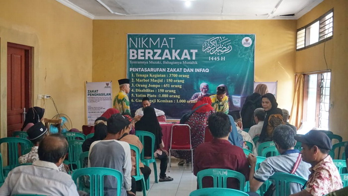 SERAHKAN SANTUNAN:&nbsp;Baznas Kota Pekalongan, saat serahkan santunan langsung kepada penyandang disabilitas&nbsp;di Kantor setempat, Kamis (4/4/2024).