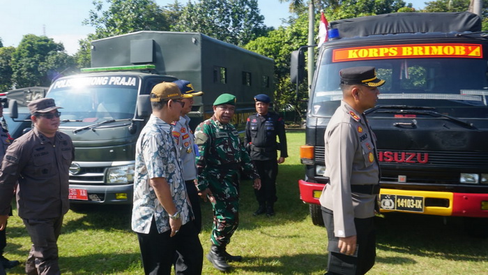 CEK KESIAPAN PASUKAN: Polri dan Forkopimda saat cek kesiapan armada dan pasukan gaBungan untuk pengaman mudik lebaran 2024, Kamis (4/4/2024).