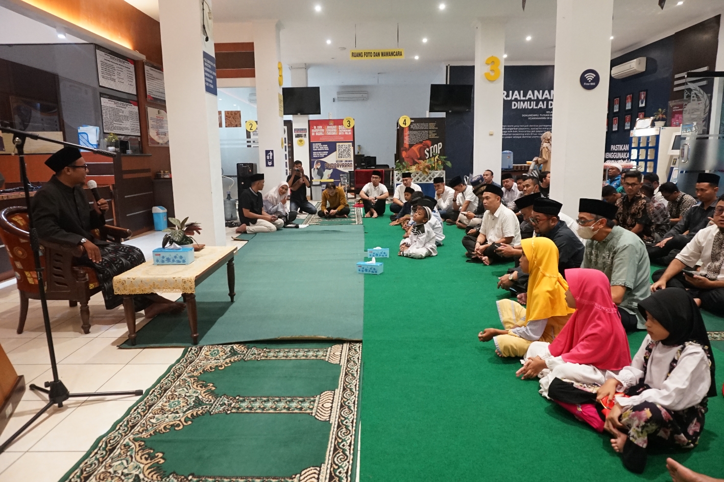 KHIDMAT: Suasana acara buka bersama di ruang lobi pelayanan Kantor Imigrasi Pemalang, Selasa (2/4/2024).