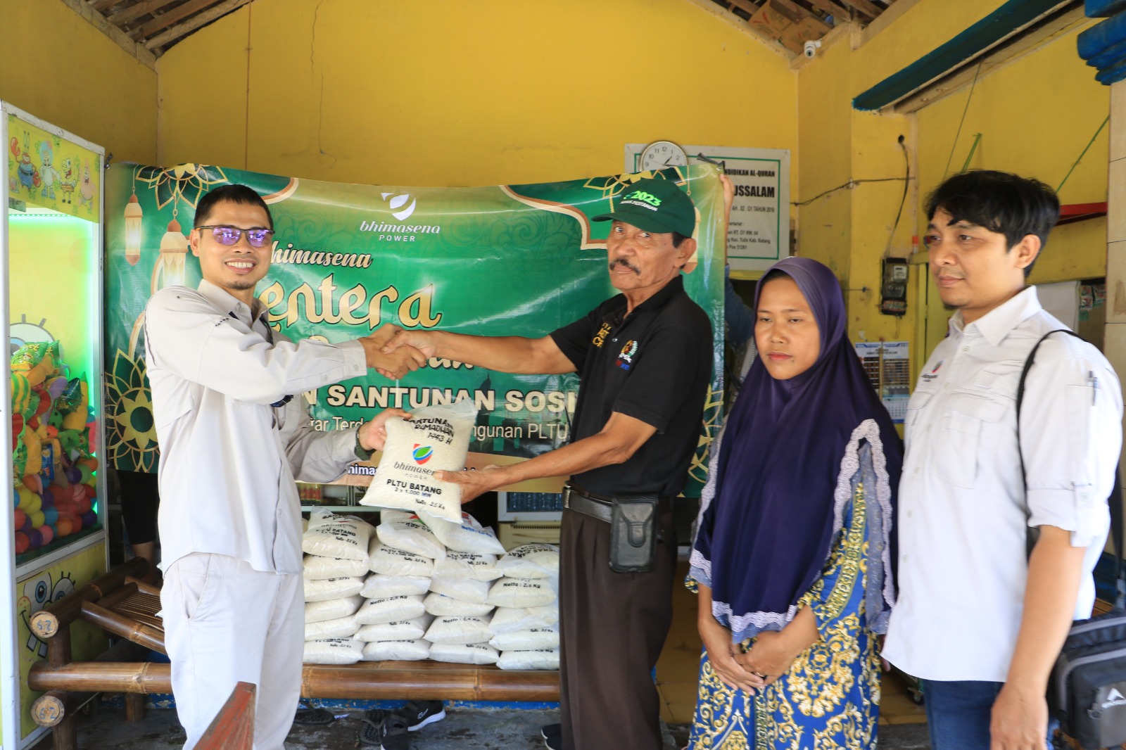 ZAKAT: CSR Manager PT BPI Ahmad Lukman menyerahkan beras Zakat secara simblok kepada Rusbad kepala Desa Kedungsegog, Kecamatan Tulis. (istimewa)