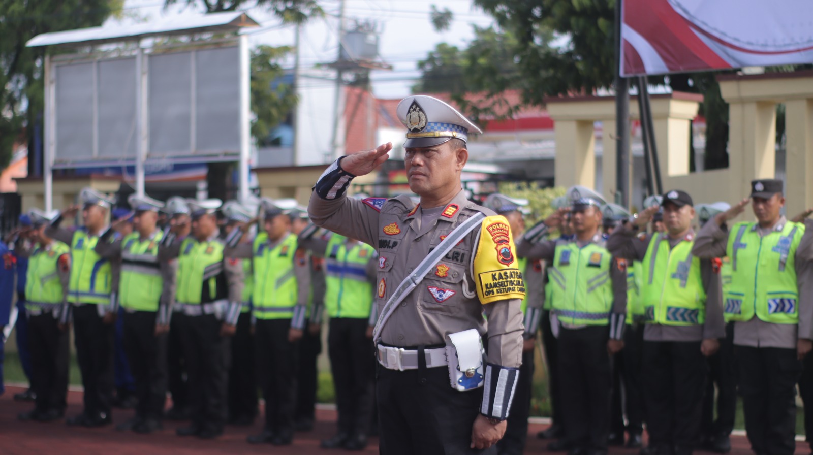 SIAPKAN PASUKAN: Anggota Polres Pemalang dan tim gabungan saat apel gelar pasukan Operasi Ketupat Candi 2024 di halaman Mapolres Pemalang, Kamis (4/4/2024).