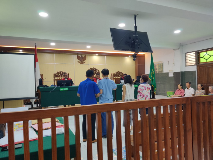 SUMPAH : Penggugat kasus sengketa tanah di jalan Kartini, dan kuasa hukum saat berikan keterangan dalam sidang di PN Pekalongan beberapa hari kemarin.