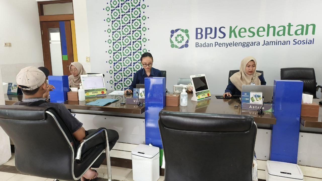 LAYANAN: Pelayanan BPJS Kesehatan di Kantor Cabang Pekalongan kepada masyarakat. (istimewa)