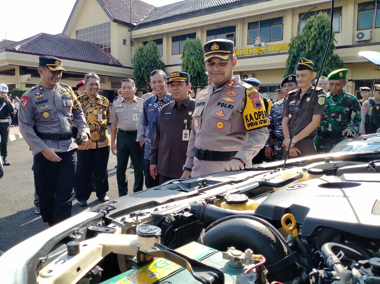 GELAR PASUKAN: Kapolres Pekalongan AKBP Wahyu Rohadi saat mengecek kesiapan pasukan dan kendaraan untuk operasi ketupat candi 2024,  Kamis (4/4/2024).