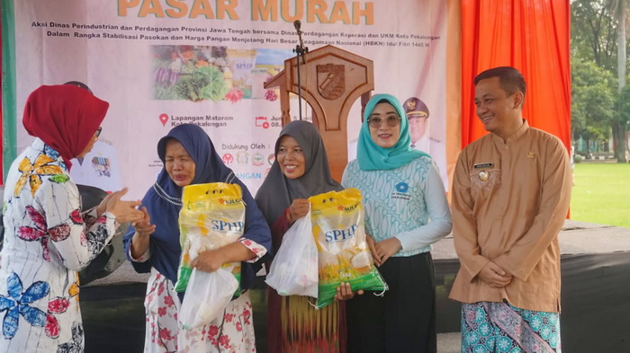 SERAHKAN SEMBAKO: Secara simbolis Ketua TP PKK Kota Pekalongan Inggit didampingi Walikota Pekalongan HA Afzan Arslan Djunaid saat serahkan produk sembako murah ke masyarakat, Jumat (5/4/2024).