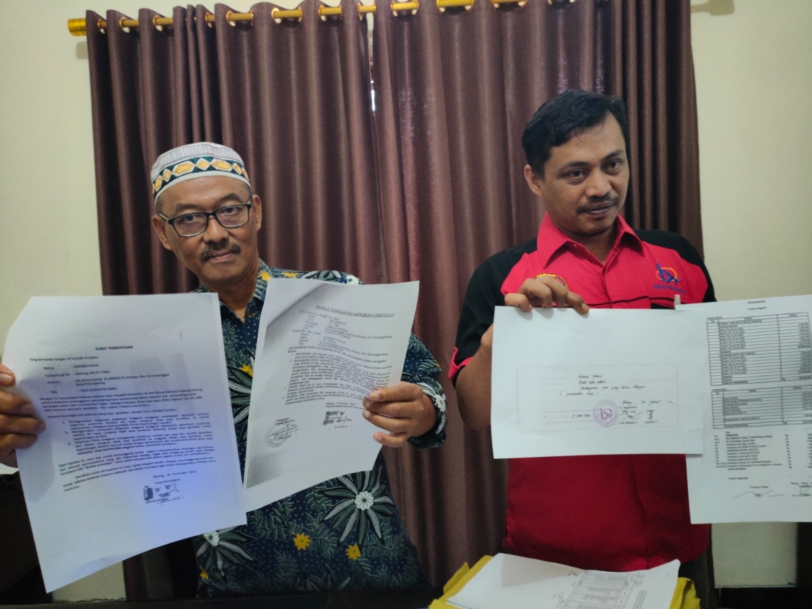 PERKARA: Pimpinan KAP Bhina Raharja menunjukkan berkas-berkas permasalahan dengan mantan karyawan. (Riyan Fadli Jawa Pos Metro Pekalongan)