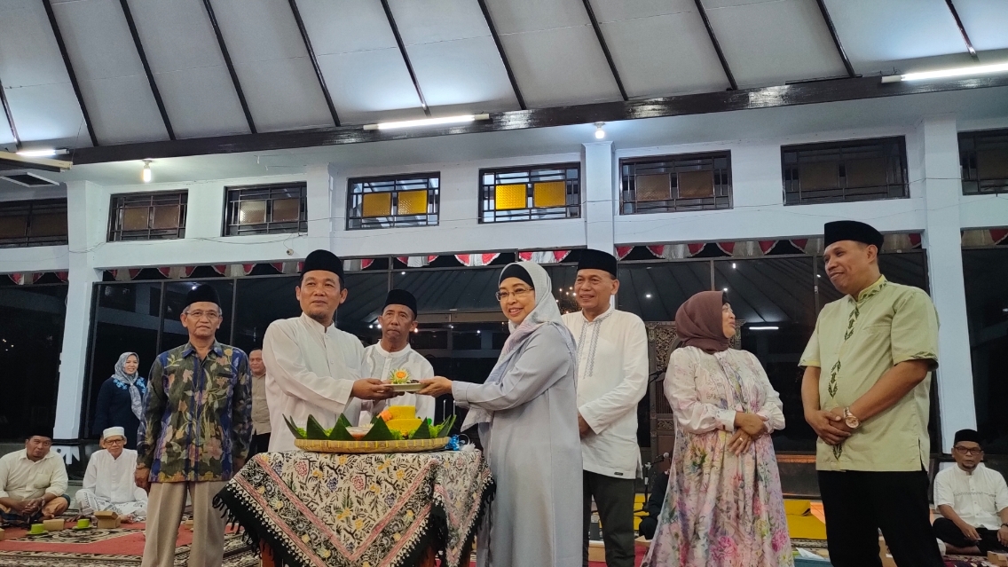 SAKRAL: Pj Bupati Batang Lani Dwi Rejeki saat melakukan potong tumpeng dalam acara tarawih ukhuwah dan doa bersama untuk memperingati HUT Kabupaten Batang ke-58. (Riyan Fadli Jawa Pos Metro Pekalongan