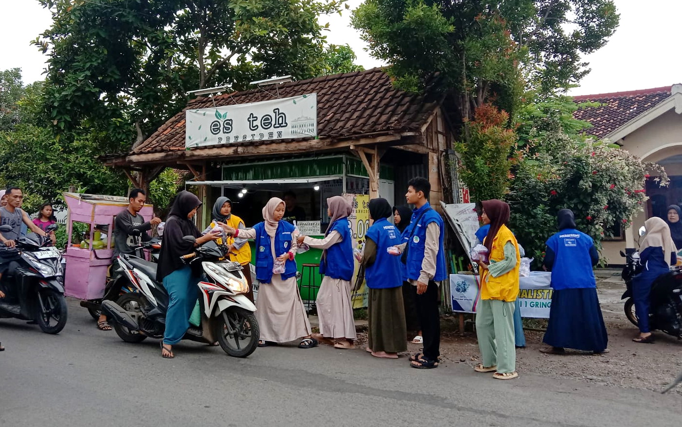 BAGIKAN TAKJIL: Anggota kelas jurnalistik SMAN 1 Gringsing saat bagikan takjil di Desa Gringsing, Sabtu petang (6/4/2024).