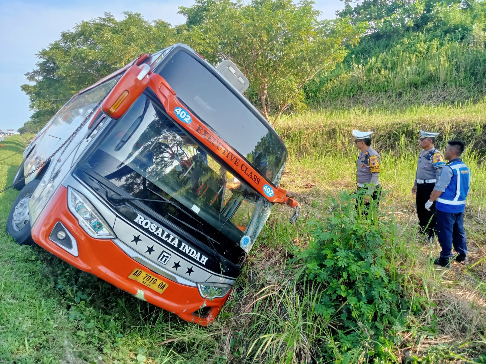LAKA TUNGGAL: Kondisi bus PO Rosalia Indah yang terjerembab di parit ruas Tol Batang-Semarang.