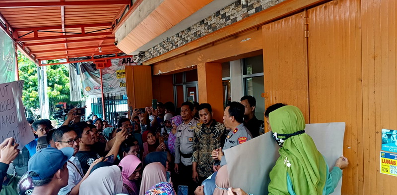 NASABAH DATANGI PEMILIK BMT : Nasabah saat mendatangi kantor BMT Mitra Ummat baru baru ini, tuntut pencairan dana.