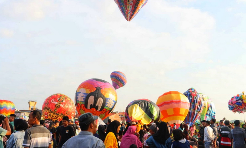 WARGA MERIAHKAN FESTIVAL BALON: Warag Pekalongan dan sekitarnya saat meriahkan festival balon di Kota Pekalongan dalam rangka Syawalan 1445 H.