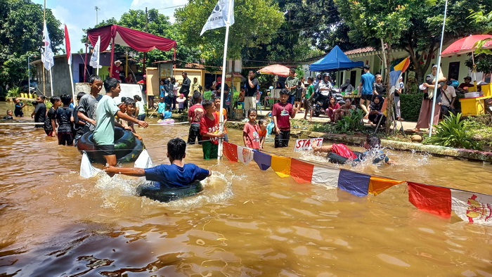 PERSIAPAN TANDING: Peserta lomba Langenan Ban saat bersiap lomba di Sungai Kecepak Batang, pada Sabtu (14/4/2024).