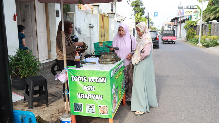 LAYANI PEMBELI : Salah satu penjual lopis khas Pekalongan yang melayani pembeli di jalan Semarang Kota Pekalongan, Senin (15/4/2024).