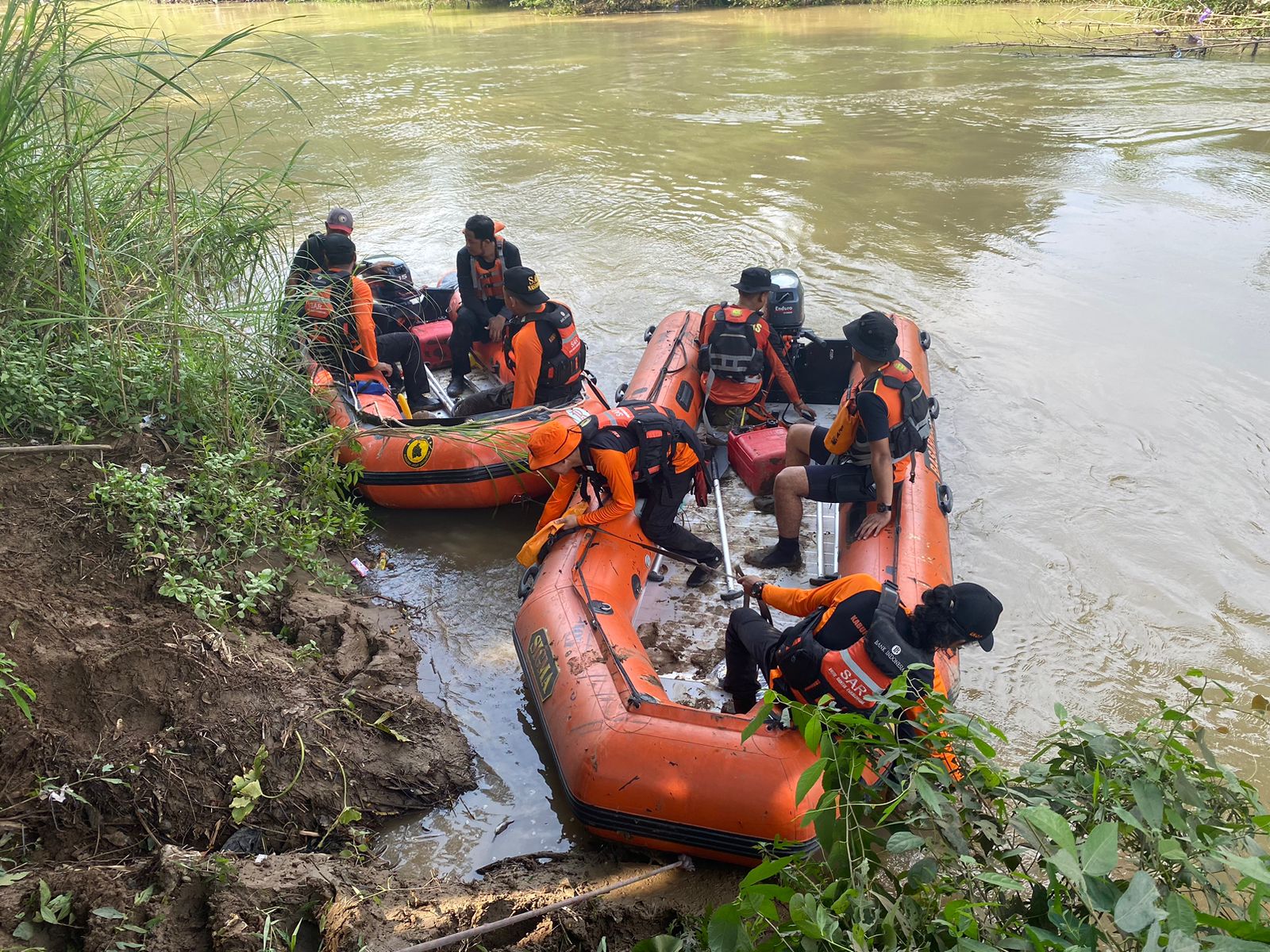 PENCARIAN: Tim SAR saat melakukan pencarian di Sungai Sragi, Kabupaten Pekalongan, Senin (15/4/2024).