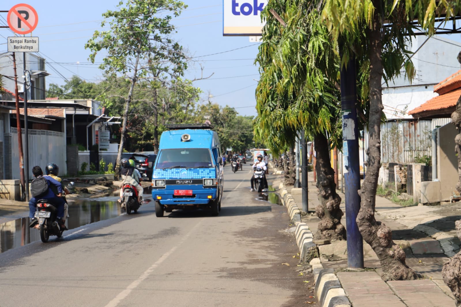 KELILING BERI HIMBAUAN: Mobil Sirkel Dinkominfo Kota Pekalongan sata keliling beri himbaun utnuk tidak menerbangkan balon, Selasa (16/4/2024).