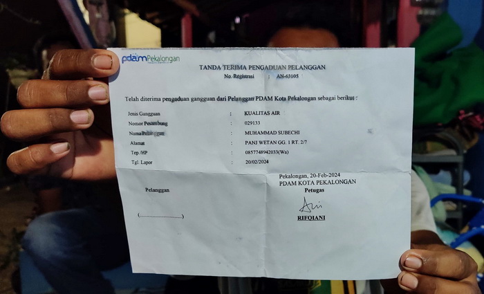TUNJUKKAN LAPORAN: Warga Kota Pekalongan menunjukkan bukti laporan keluhan layanan air yang hingga sekarang tidak ditanggapi.
