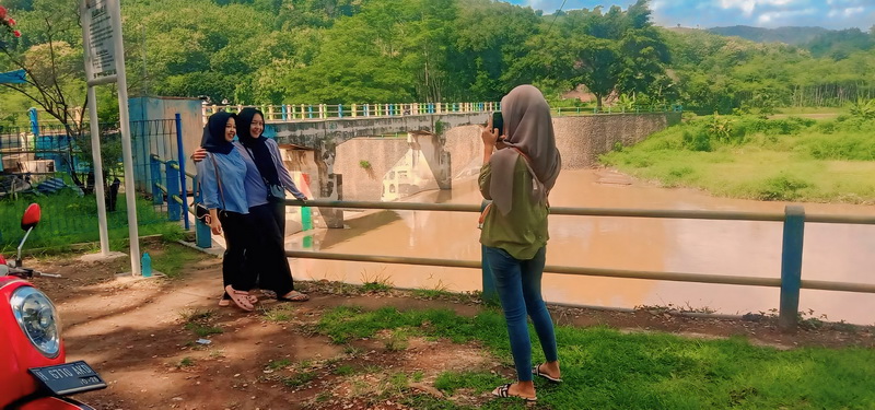 BERFOTO BERSAMA: Wisatawan saat berfoto di salah satu lokasi di Bendung Kedung Asem Mentosari Gringsing Batang.