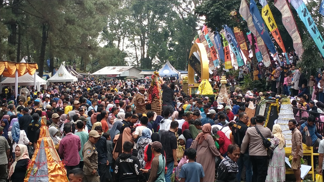 RELA BERDESAKAN: Ribuan orang pengunjung saat berdesakan berebut gunungan hasil bumi dalam acara Syawalan Megono Gunungan, di Objek Wisata Linggo Asri, Rabu (17/4/2024).