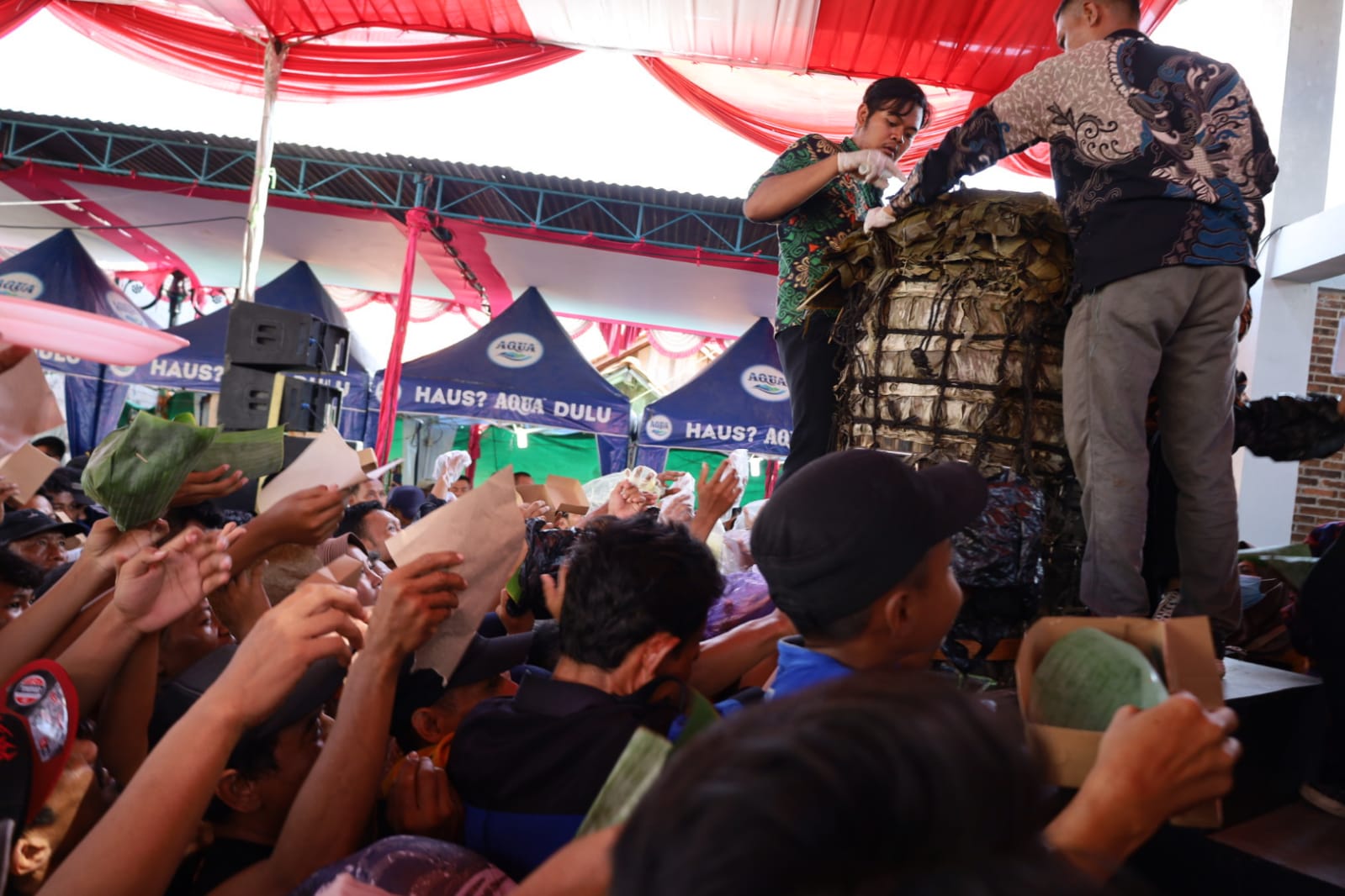 ANTRI LOPIS: Warga saat antri pembagian lopis rakasa di Kelurahan Krapyak Kota Pekalongan, Rabu (17/4/2024).