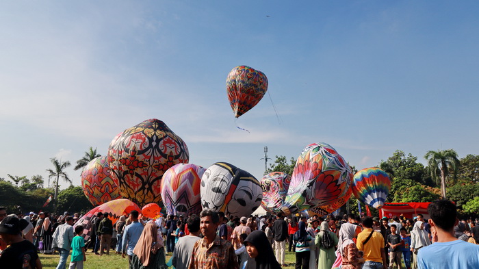 WARGA NIKMATI FESTIVAL BALON : Lapangan Mataram Kompleks Pemkot Pekalongan penuh dengan warga yang ingin menikmati festival balon udara tambat, pada Rabu (17/4/2024).