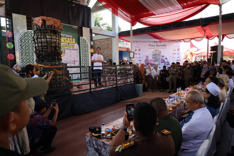 BERI SAMBUTAN : Walikota Pekalongan HA Afzan Arslan Djunaid saat berikan sambutan dalam Festival Lopis Raksasa di Kelurahan Krapyak Pekalongan Utara, Rabu (17/4/2024).