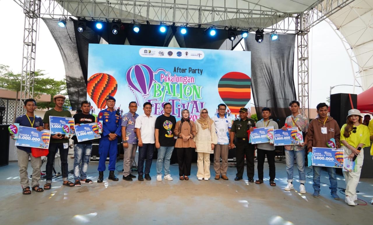 SERAHKAN HADIAH: Walikota Pekalongan HA Afzan Arslan Djunaid, saat penyerahan hadiah kepada pemenang di Taman Wisata Laut (TWL) Pantai Pasir Kencana Pekalongan, Rabu malam (17/4/2023).