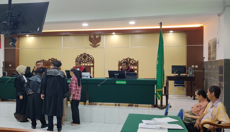 MENYIMAK KETERANGAN: Para saksi dari penggugat saat menyimak keterangan dari hakim, saat sidang lanjutan gugatan tanah sengketa di PN Pekalongan.