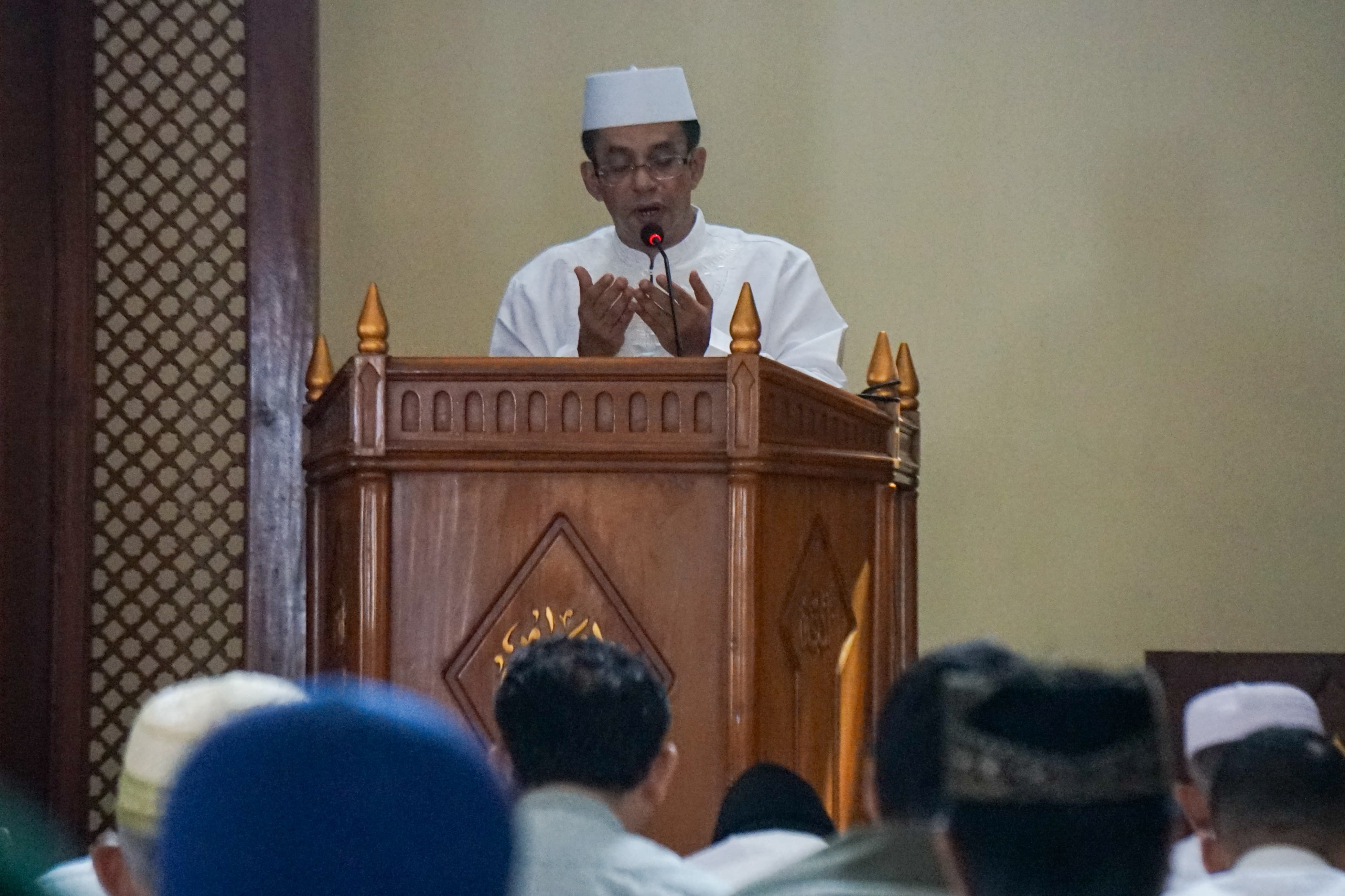 SOSIAL: Anggota Dewan Pakar PKS Rizal Bawazier saat mengisi khotbah dan memimpin Sholat Jumat di Masjid AN-Nur Pemalang. (Istimewa)