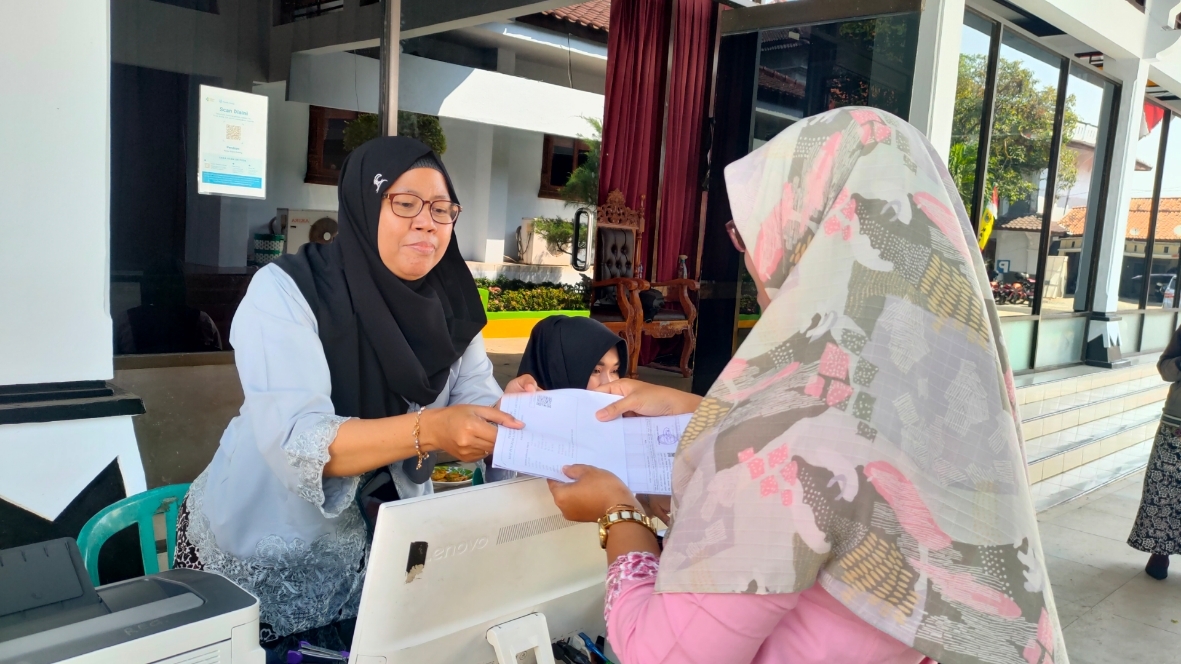 LAYANAN DIGITAL: Warga saat memanfaatkan layanan digital PBB yang dibuka saat launching e-Layanan PBB-P2. (Riyan Fadli Jawa Pos Metro Pekalongan)