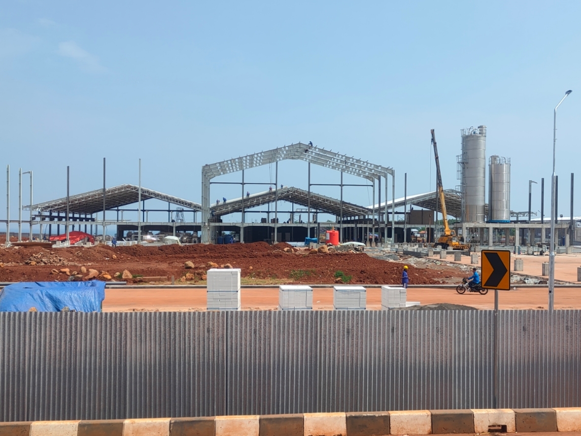 PEMBANGUNAN: Geliat pembangunan industri di Kabupaten Batang di wilayah Kawasan Industri Terpadu Batang. (Riyan Fadli Jawa Pos Metro Pekalongan)