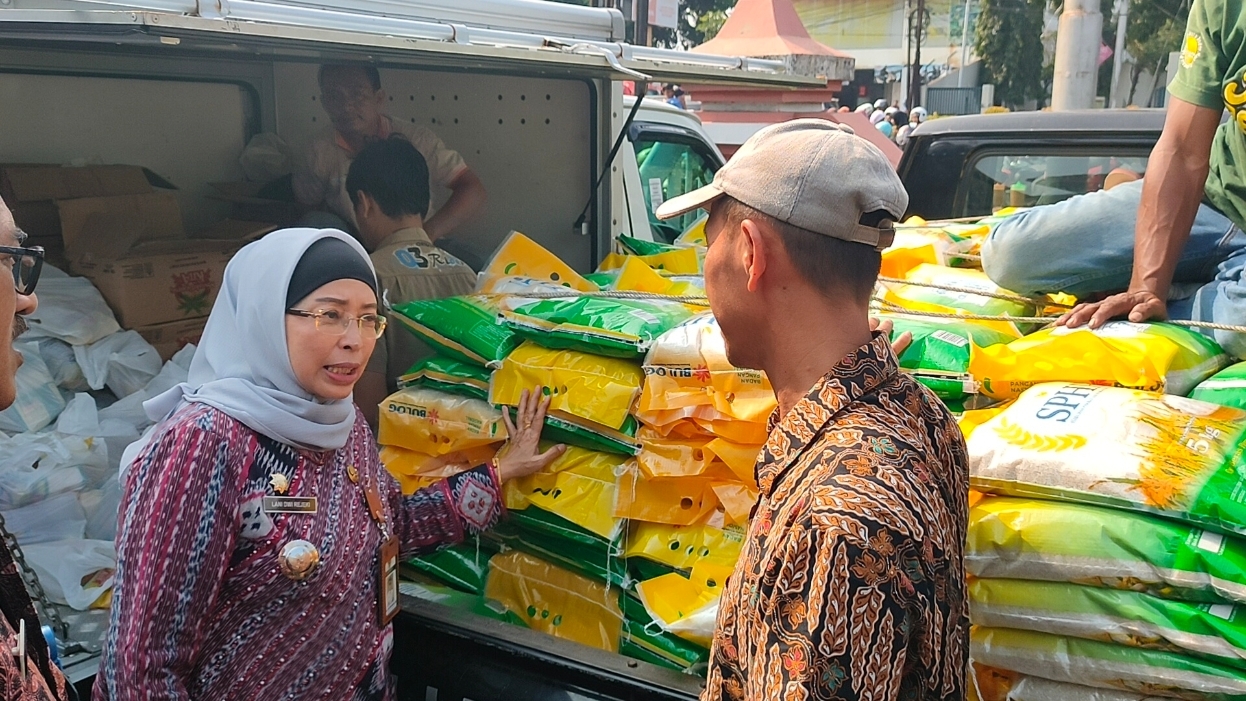 PASAR MURAH: Pj Bupati Batang meninjau gelaran pasar murah di Gedung Korpri, Kamis 29 Februari 2024.(Riyan Fadli Jawa Pos Metro Pekalongan)