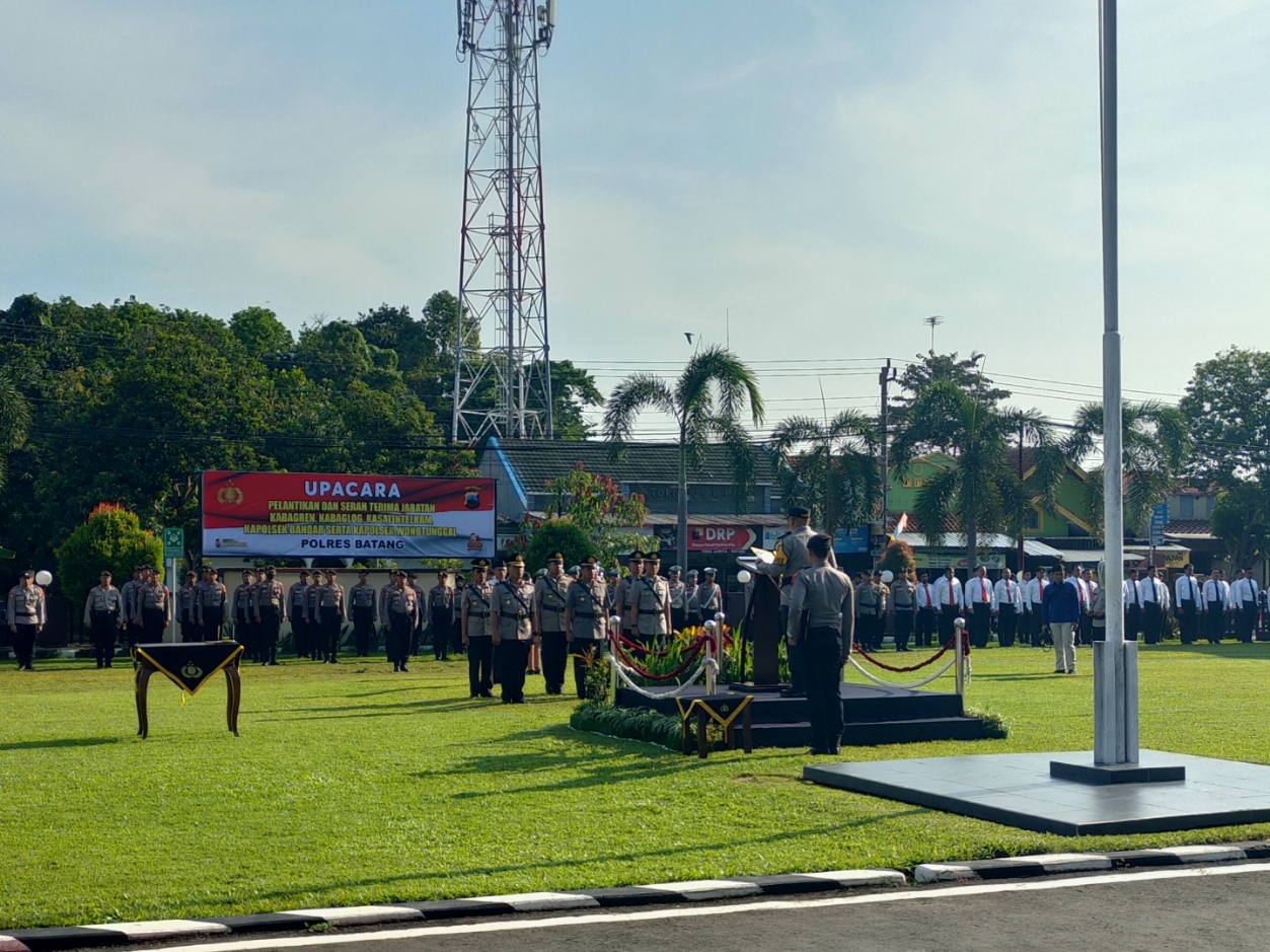 MUTASI: Serah terima jabatan yang dipimpin oleh Kapolres Batang AKBP Nur Cahyo Ari Prasetyo. (Riyan Fadli Jawa Pos Metro Pekalongan)
