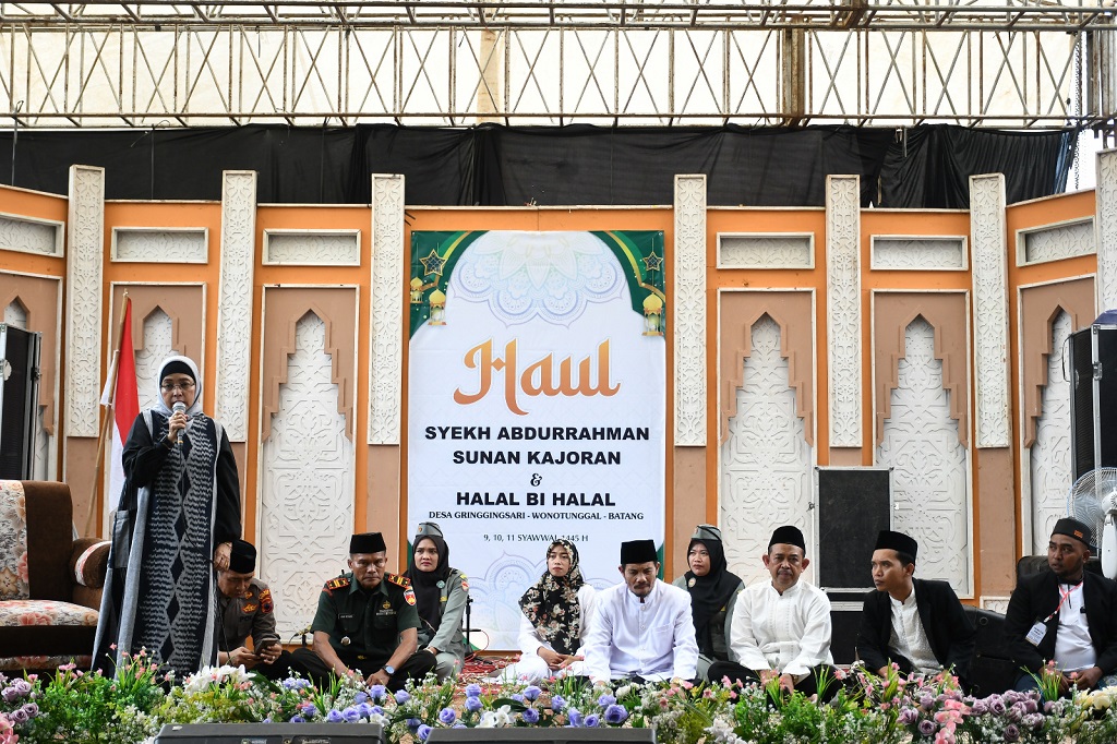 HAUL: Pj Bupati Batang Lani Dwi Rejeki saat menghadiri haul di Desa Gringgingsari, Kecamatan Wonotunggal. (Istimewa)