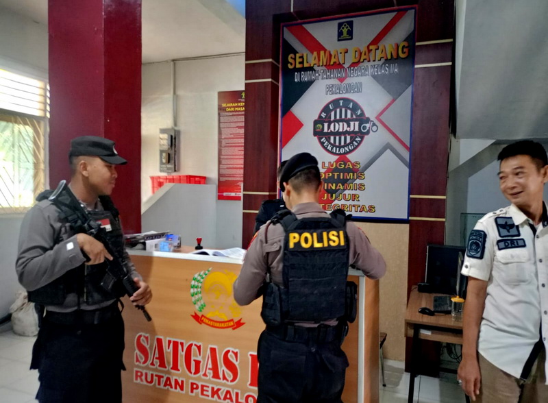 KUNJUNGAN KE RUTAN: Anggota Polres Pekalongan Kota saat mengunjungi Rutan Pekalongan untuk patroli dialogis menjaga kamtibmas.