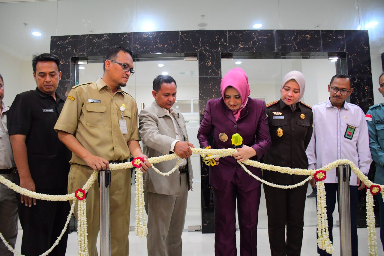DIRESMIKAN: Bupati Pekalongan Fadia Arafiq saat meresmikan gedung baru RSUD Kajen, Senin (22/4/2024).