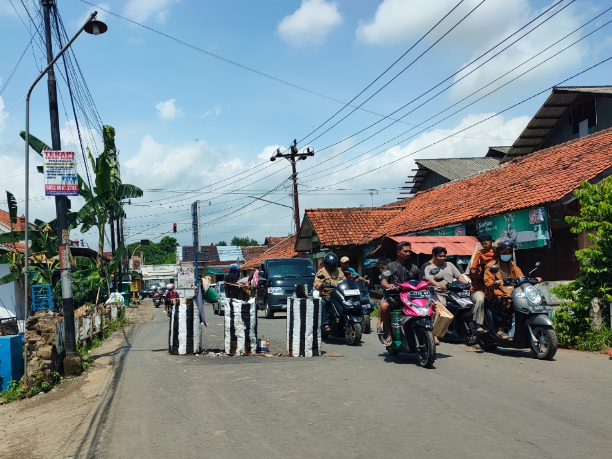 AMBLAS: Kondisi jembatan dekat pasar Warungasem yang rusak dan tidak bisa dilewati sebagian sisinya. (Riyan Fadli Jawa Pos Metro Pekalongan)