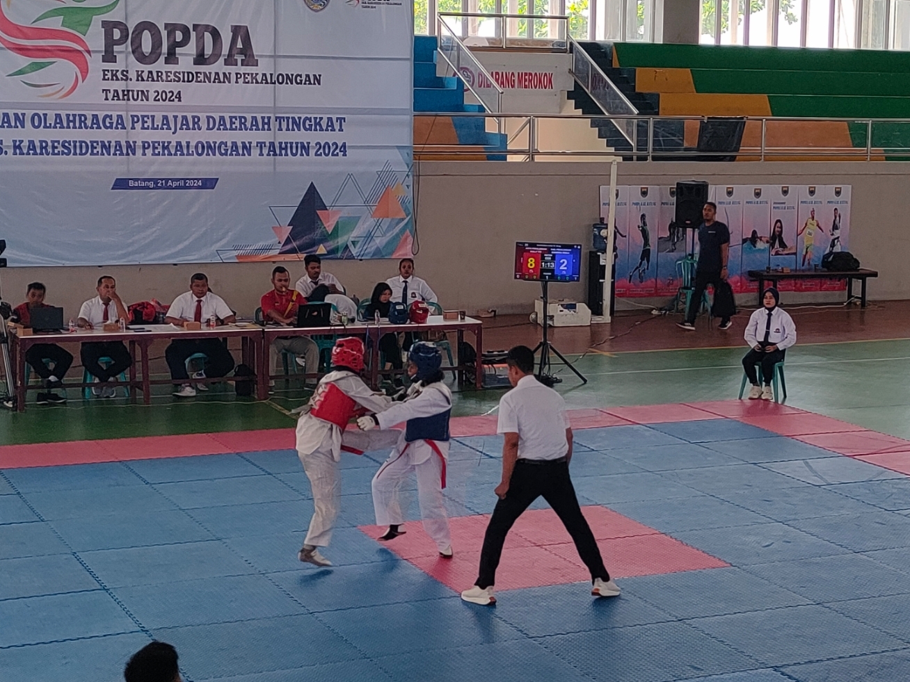 SERU: Salah satu pertandingan cabor taekwondo yang digelar di Gor Indoor Abirawa.(Riyan Fadli Jawa Pos Metro Pekalongan)