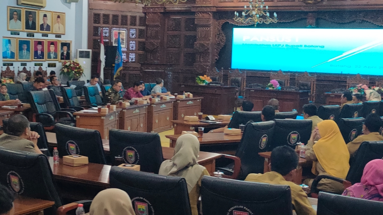PEMBAHASAN: Suasana Pansus 1 dalam Raker Membahas Laporan keterangan pertanggungjawaban (LKPJ) Bupati Batang Akhir Tahun 2023 di Kantor DPRD Kabupaten Batang. (Riyan Fadli Jawa Pos Metro Pekalongan)