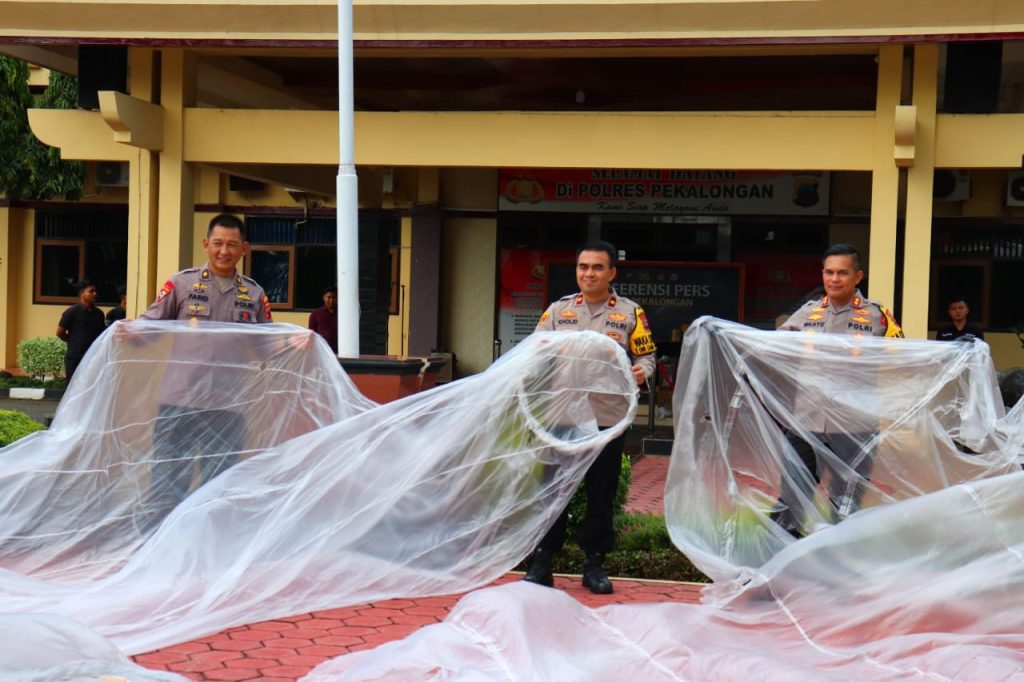 HASIL PATROLI: Kapolres Pekalongan AKBP Wahyu Rohadi saat membentangkan balon udara liar hasil patroli anggotanya.