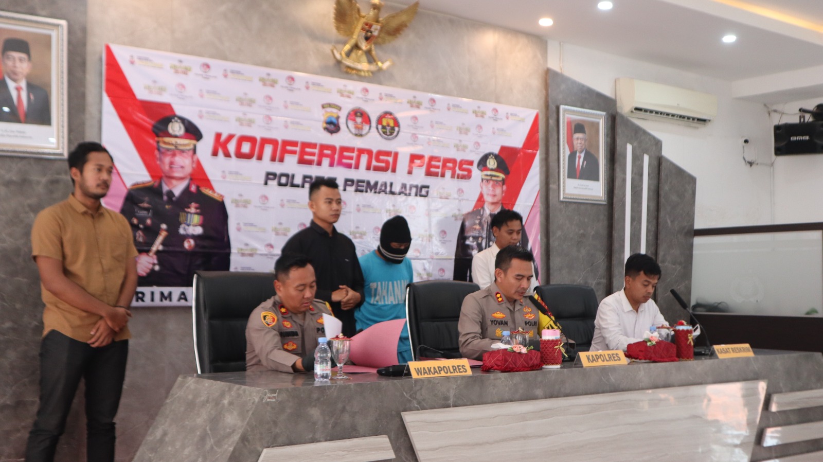 BERIKAN KETERANGAN: Kapolres Pemalang  Yovan Fatika Handhiska Aprilaya saat memberikan keterangan terkait penangkapan komplotan pencuri minimarket di Mapolres Pemalang, Senin 22 April 2024.